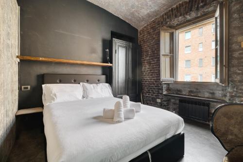 NYC-Style Industrial Apt on Navigli Milan