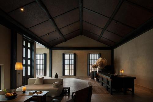 a living room with a couch and a table at Chengdu 6500 Hotel Kuanzhai Alley Citang Street Branch in Chengdu