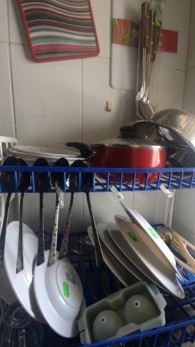 Un tendedero con platos y utensilios en una cocina. en Muscat Galaxy Hostel, en Mascate