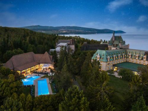 une vue aérienne d'un manoir avec piscine dans l'établissement Fairmont Le Manoir Richelieu, à La Malbaie