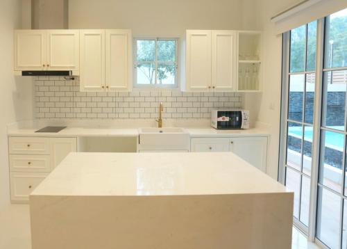 Kuchyň nebo kuchyňský kout v ubytování Valley View Villa Songkhon - 3BR Pool Paradise