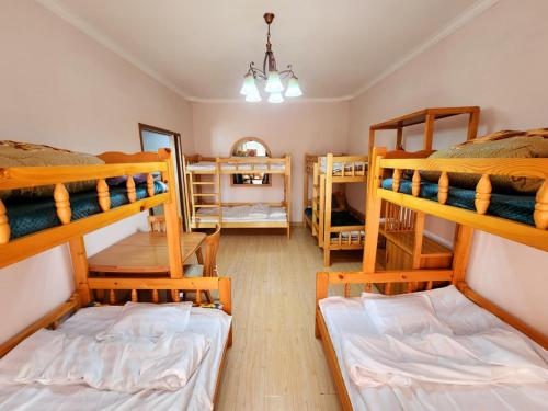 ウランバートルにあるmuugii's hostel & tourの二段ベッドが3つある部屋