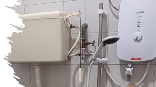 een badkamer met wastafel en douche bij Melody Homestay in Kuala Kedah