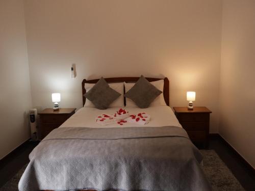 a bedroom with a bed with two lamps on it at Retiro encantador em Machico - 5 min Praia e Centro A in Machico