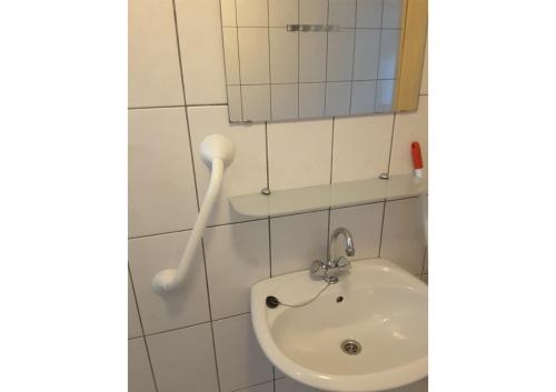 een badkamer met een wastafel en een spiegel bij Vakantiepark Sallandshoeve in Nieuw-Heeten