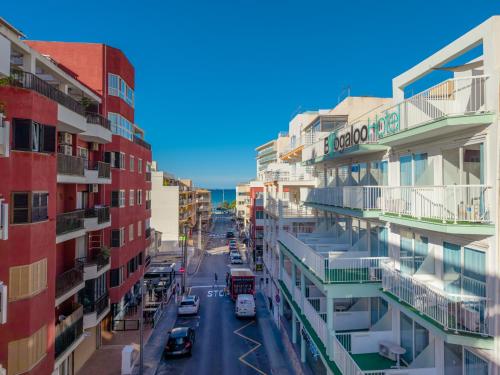 Blick auf eine Stadtstraße mit Gebäuden in der Unterkunft Hotel Boogaloo - Adults Only in El Arenal