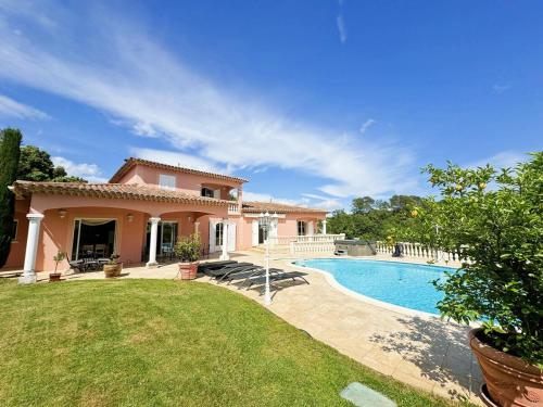 een huis met een zwembad in een tuin bij Luxury villa spa, sauna, billiards table in Montauroux