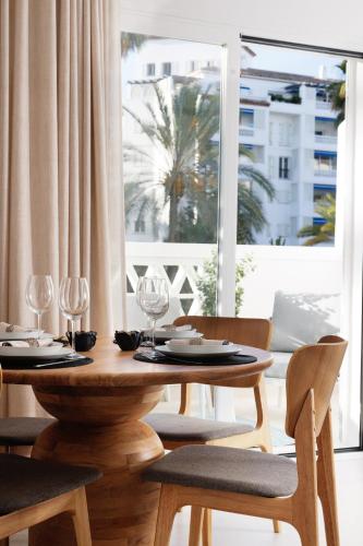 MARBELLA BANUS SUITES - Banús - Playa del Duque - Luxury Beachfront Complex - 2BR - 2BA - Direct Beach Access - Just 3 Min Walk to Puerto Banús Marina - Outdoor Terrace - 35,000 m2 Tropical Gardens - 3 Pools - 2 Onsite Restaurants - Ideal for Families