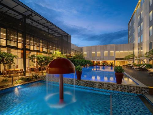 バンダールランプンにあるRadisson Lampung Kedatonの建物の真ん中にあるプール