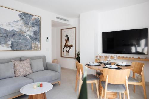 MARBELLA BANUS SUITES - Banús - Playa del Duque - Luxury Beachfront Complex - 2BR - 2BA - Direct Beach Access - Just 3 Min Walk to Puerto Banús Marina - Outdoor Terrace - 35,000 m2 Tropical Gardens - 3 Pools - 2 Onsite Restaurants - Ideal for Families