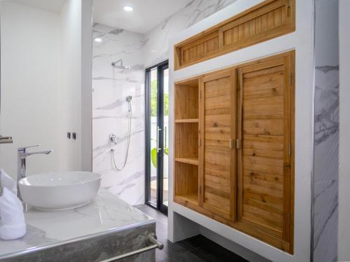 Ένα μπάνιο στο Elegant 3br Jayli Suan Villa Near Lamai Beach