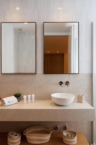 MARBELLA BANUS SUITES - Banús - Playa del Duque - Luxury Beachfront Complex - 2BR - 2BA - Direct Beach Access - Just 3 Min Walk to Puerto Banús Marina - Outdoor Terrace - 35,000 m2 Tropical Gardens - 3 Pools - 2 Onsite Restaurants - Ideal for Families