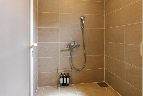 Ένα μπάνιο στο 4 minutes by car to American Village Free parking included Accommodates up to 16 people Spacious house tocoa