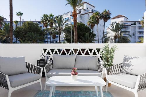 MARBELLA BANUS SUITES - Banús - Playa del Duque - Luxury Beachfront Complex - 2BR - 2BA - Direct Beach Access - Just 3 Min Walk to Puerto Banús Marina - Outdoor Terrace - 35,000 m2 Tropical Gardens - 3 Pools - 2 Onsite Restaurants - Ideal for Families