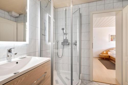 une salle de bain avec douche et lavabo dans l'établissement Ferienwohnung Haus Amann, à Mitten