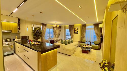 Dapur atau dapur kecil di Ultra Luxury 3BR with Pools ,Sports ,Dining in Gated compound, Close to all sites