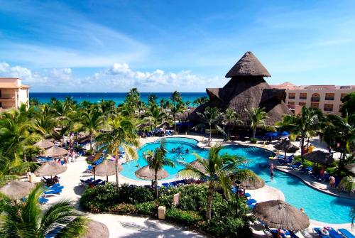 The swimming pool at or close to Select Club at Sandos Playacar All Inclusive - Adults Only Area