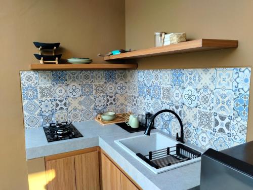 Een keuken of kitchenette bij One bed room - 5 minutes to beach and cafe