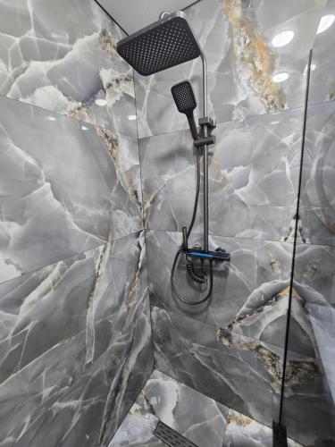una habitación con un micrófono en una pared de mármol en Blue sky, en Itʼkhvisi