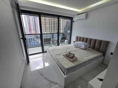 Un dormitorio con una cama y una ventana grande en Blue sky, en Itʼkhvisi