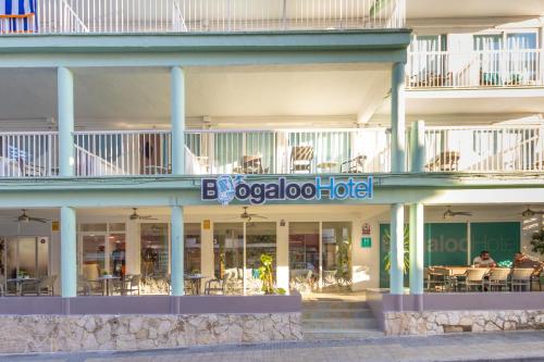 ein Gebäude mit einem Schild mit der Aufschrift „La Iguana Hotel“ in der Unterkunft Hotel Boogaloo - Adults Only in El Arenal