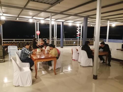 un groupe de personnes assises à des tables dans un restaurant dans l'établissement ชมวิว บึงโขหลง, à Ban Don Klang