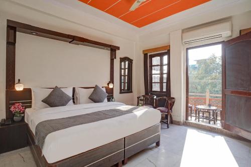Postel nebo postele na pokoji v ubytování Hotel Royal Prithvi Palace