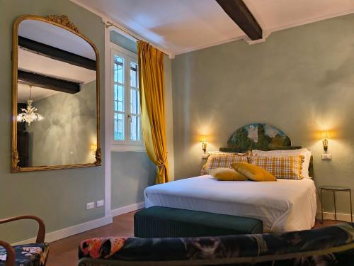 マントヴァにあるIl Sonetto - Boutique Apartmentのベッドと大きな鏡のある寝室