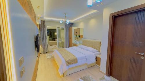 Ultra Luxury 3BR with Pools ,Sports ,Dining in Gated compound, Close to all sites