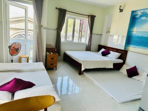 Postel nebo postele na pokoji v ubytování Queen Motel Vung Tau