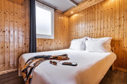 a bedroom with a large white bed with a window at PenichePraia - Bungalows, Campers & SPA in Peniche