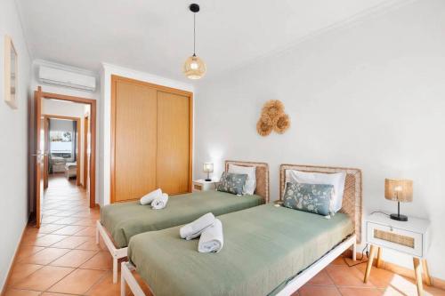 Ένα ή περισσότερα κρεβάτια σε δωμάτιο στο T2 Santa Luzia B