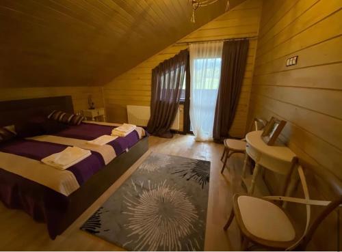 Ένα ή περισσότερα κρεβάτια σε δωμάτιο στο Шале Задільське