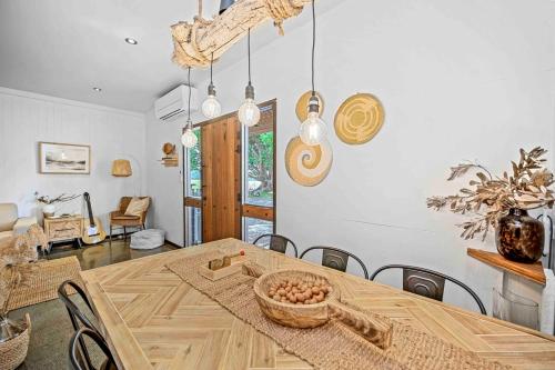 Mitchells IslandBelgravia Bungalow-Hear the Ocean, See the Stars的配有木桌椅的餐厅