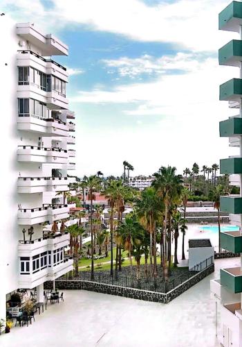 Sunny Seasons by Casas Cocodrilo