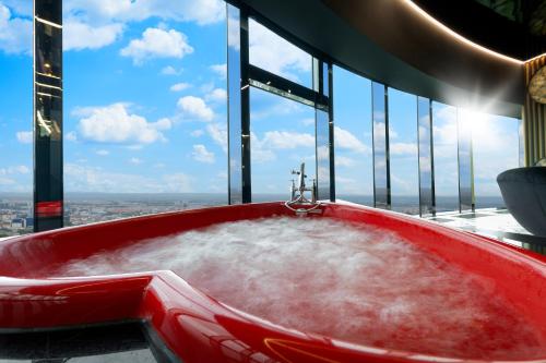 Gambar di galeri bagi Apartamenty Sky Tower z Jakuzzi Przy Oknie di Wrocław