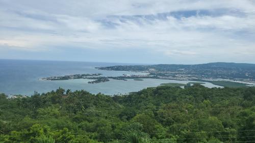 une vue aérienne d'un groupe d'îles dans l'eau dans l'établissement Bayview Luxury Retreats, 