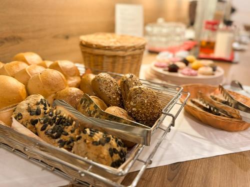 マルククレーベルクにあるPension Völkerschlacht 1813のテーブルの上に置かれたパンとペストリーのトレイ