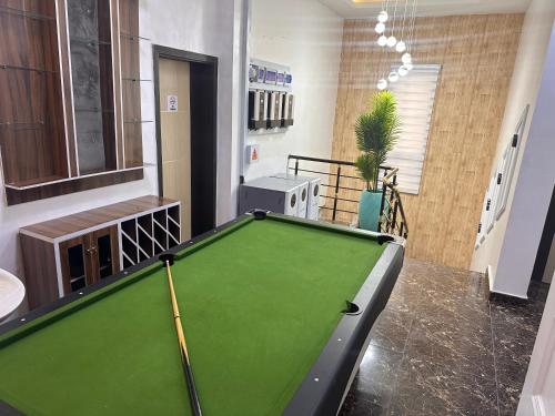 - une salle de billard avec un billard dans l'établissement Bliss Haven, à Lekki
