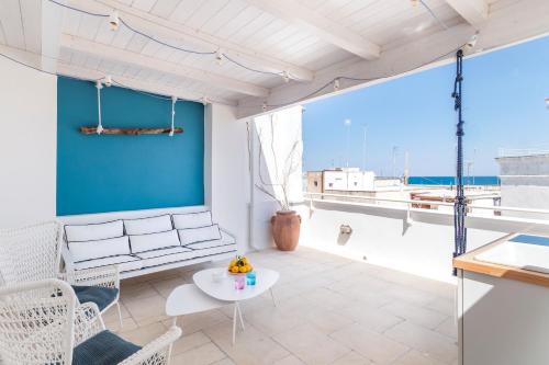 un salon avec vue sur l'océan dans l'établissement Fico! Apartments by MONHOLIDAY, à Monopoli