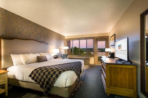 a hotel room with a bed and a television at Lodge of Four Seasons Golf Resort, Marina & Spa in Lake Ozark