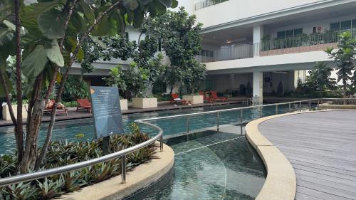 een gebouw met een zwembad voor een gebouw bij Marbella in Kuala Lumpur