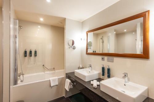 Koupelna v ubytování DoubleTree by Hilton Bratislava