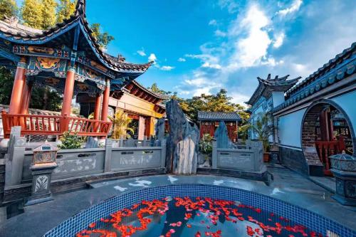 景洪市Naran manor的一座建筑前的一座红色花池