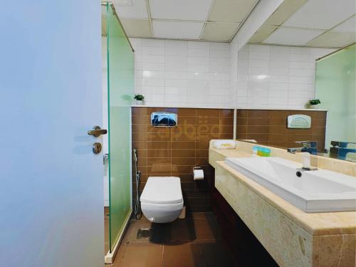 un bagno con un water e un lavandino di ZAPBED HOUSE -Rak F 201 a Ras al Khaimah