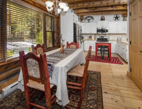 una sala da pranzo con tavolo e sedie in cucina di Timbercreek #8B Condo a Vail