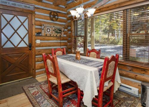 una sala da pranzo con tavolo e sedie in una cabina di Timbercreek #8B Condo a Vail