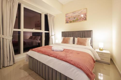 Ένα ή περισσότερα κρεβάτια σε δωμάτιο στο Silk Valley - Stylish Waterfront 3BR with Scenic Sea View