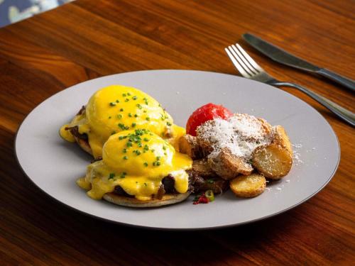 Un plato de comida con huevos en una mesa. en Fairmont Pacific Rim, en Vancouver