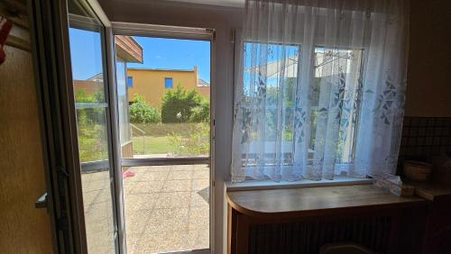 an open window with a view of a yard at Apartmenthaus-Winkler Wiener Neustadt Umgebung 